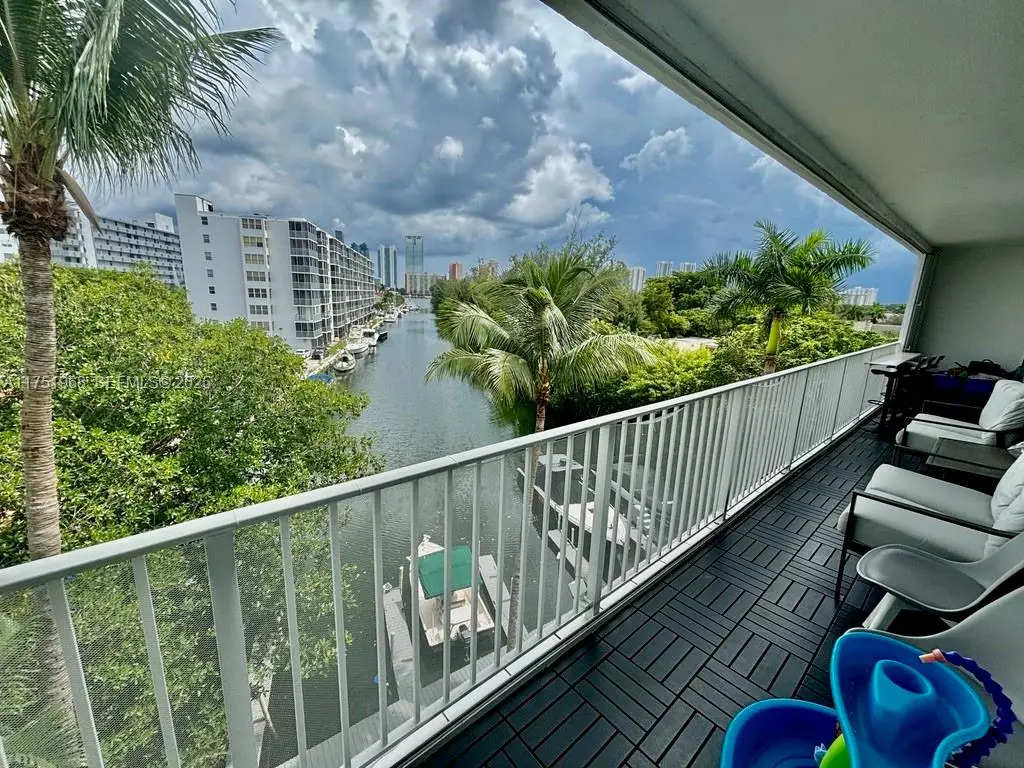 Added slip-proof tiles on the balcony for easy cleaning and draining