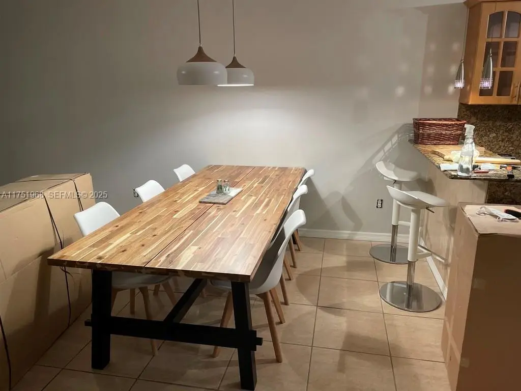 Large open floorpan for entertaining. Fits large oversized furniture